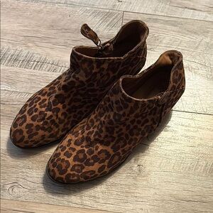 Women’s Brown Leopard Print Ankle Boots SO size 9 and 1/2 Preowned EUC